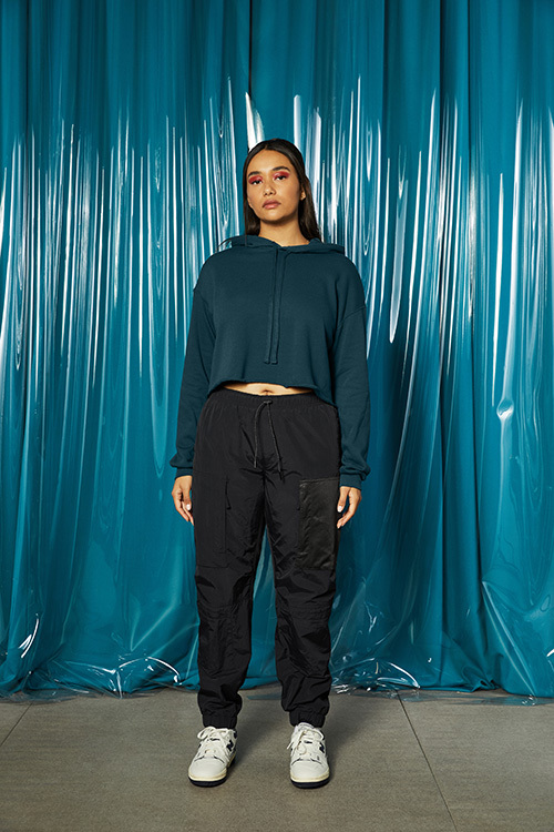 Woman wearing the B7502 cropped hoodie in the color “Atlantic”.