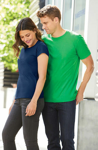 Woman waring the Gildan G640L ladies’ Softstye t-shirt in the color navy blue and man wearing the unisex G640 in the color kelly green. 
