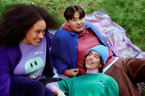 A group of friends wearing the Comfort Colors C1717 t-shirt in “Violet”, 1567 hoodie in “Crimson” and 6030CC t-shirt in “Island Reef”. 