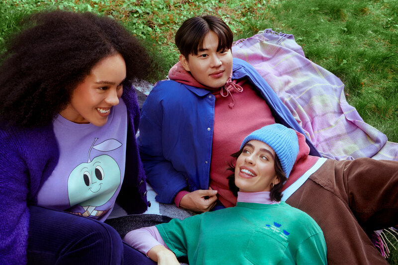 People having a picnic wearing the Comfort Colors C1717 t-shirt in “Violet”, 1567 hoodie in “Crimson” and 6030CC pocket tee in “Island Green” from ShirtSpace.